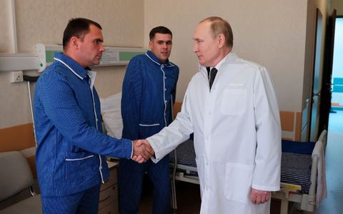 Russlands Präsident Wladimir Putin (r.) während eines Besuchs von verletzten Gefreiten im zentralen Militärkrankenhaus in Moskau. - Foto: Mikhail Metzel/Sputnik Kremlin/AP/dpa