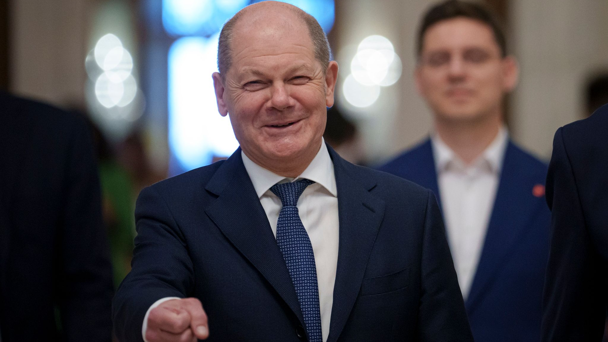 Bundeskanzler Olaf Scholz gewährt ab heute auf Tiktok einen Einblick in seinen Arbeitsalltag. - Foto: Andreea Alexandru/AP/dpa