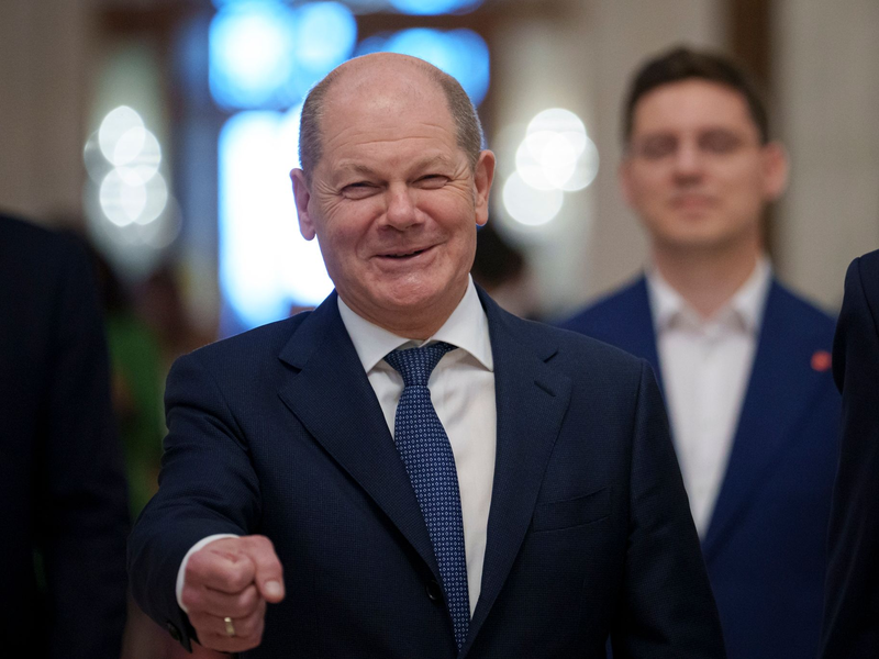 Bundeskanzler Olaf Scholz gewährt ab heute auf Tiktok einen Einblick in seinen Arbeitsalltag. - Foto: Andreea Alexandru/AP/dpa