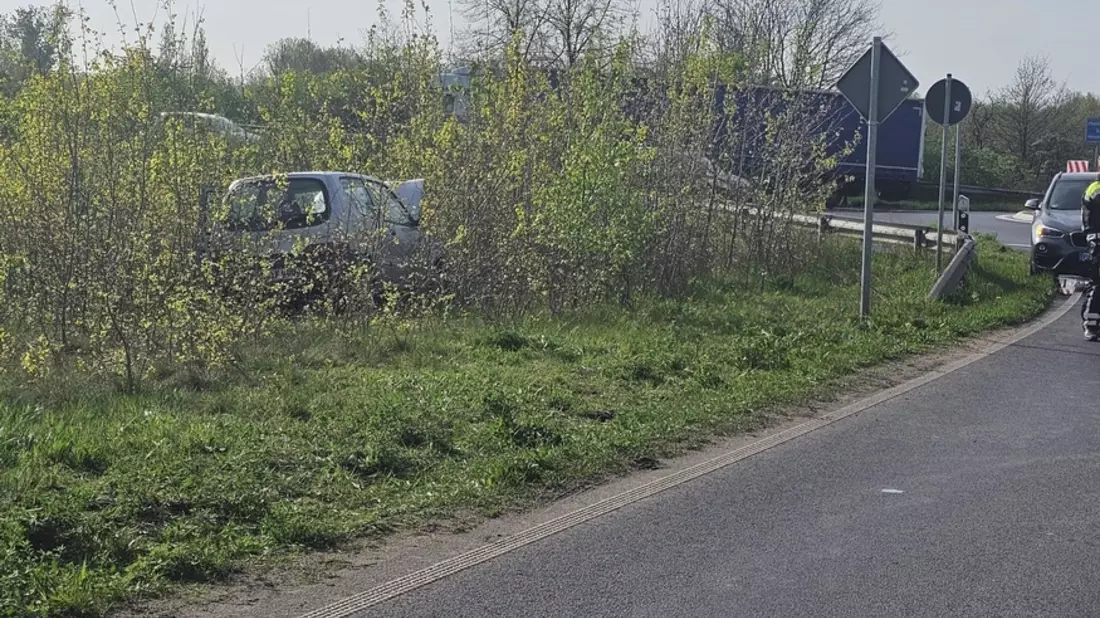 FW Grevenbroich: Zwei Verletzte bei Verkehrsunfall auf Landstraße 116 - Bild: presseportal.de
