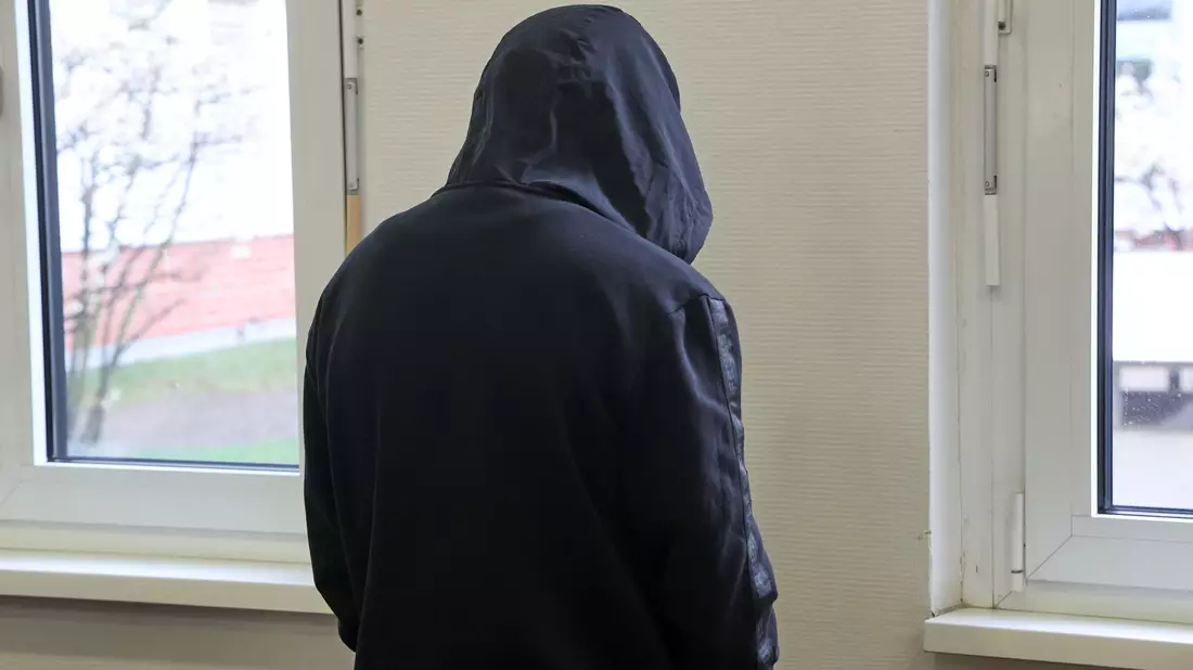 Einer der beiden Angeklagten vor Prozessbeginn im Landgericht Stralsund. - Bild: Bernd Wüstneck/dpa