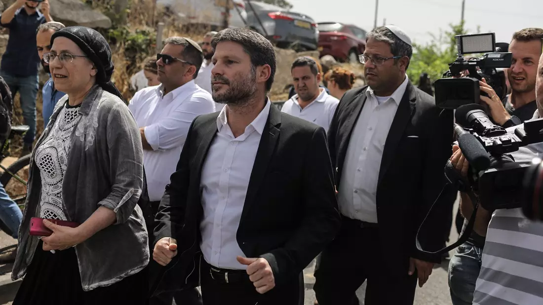 Ben-Gvir (r.) und Betzalel Smotrich in Jerusalem: Der eine droht mit Sturz, der andere will mehr Härte. - Bild: Ilia Yefimovich/dpa