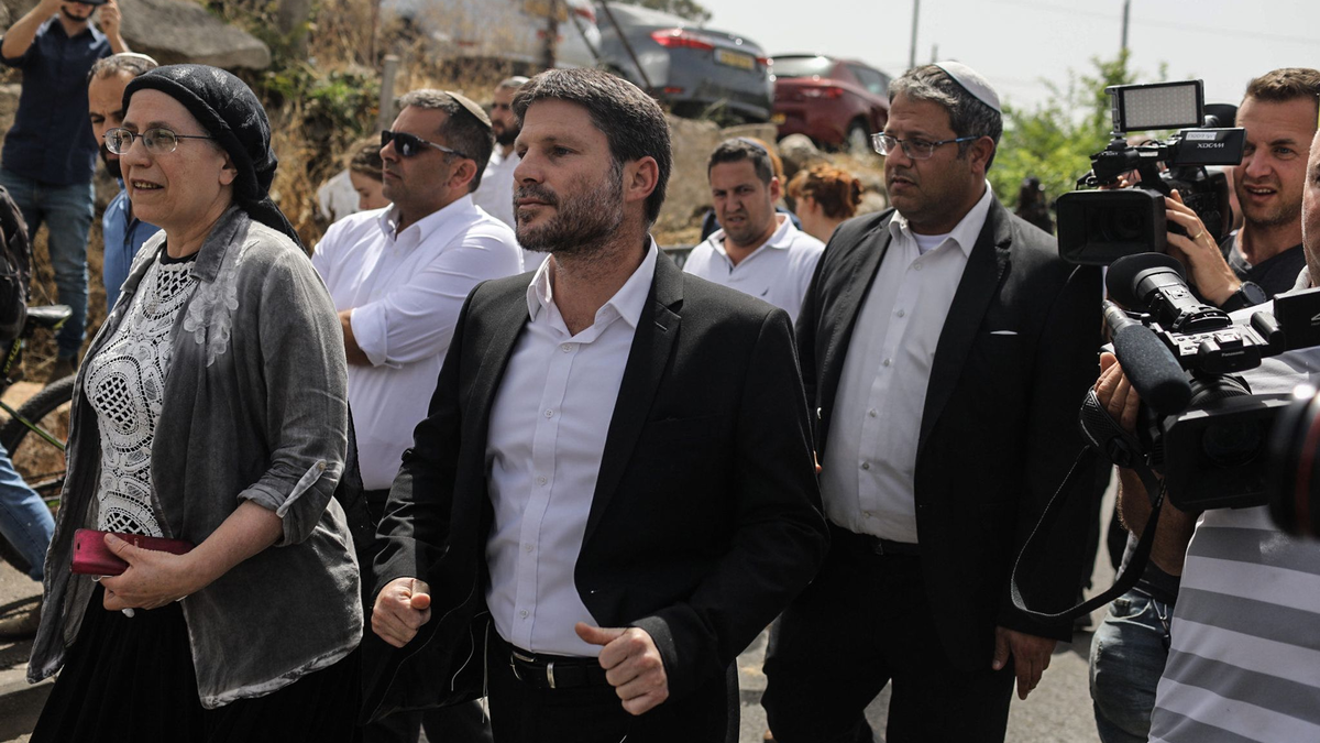 Ben-Gvir (r.) und Betzalel Smotrich in Jerusalem: Der eine droht mit Sturz, der andere will mehr Härte. - Foto: Ilia Yefimovich/dpa