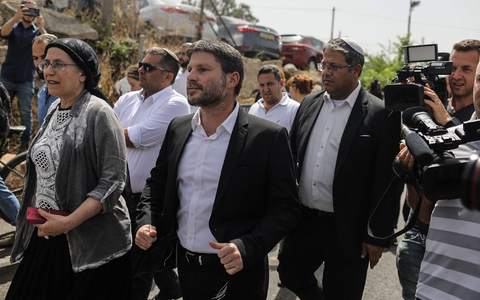 Ben-Gvir (r.) und Betzalel Smotrich in Jerusalem: Der eine droht mit Sturz, der andere will mehr Härte. - Foto: Ilia Yefimovich/dpa