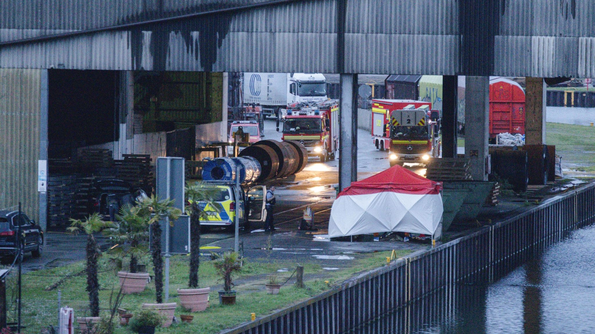 Spurensicherung im Dortmunder Hafen am 4. April nach dem Tod eines Obdachlosen. - Foto: Wickern/news4 Video-Line TV/dpa