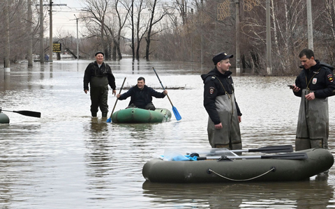 Überschwemmungen in der russischen Stadt Orsk. - Foto: Anatoly Zhdanov/Kommersant Publishing House/AP/dpa