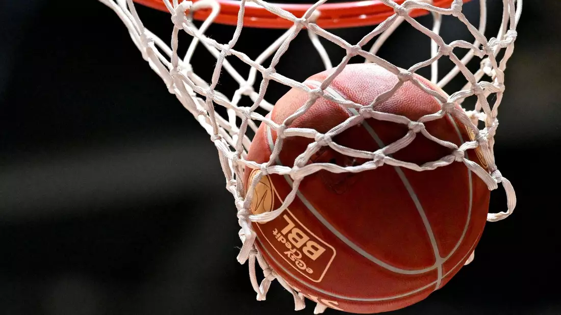 Eine Studie hat den Einfluss von ermunternden Berührungen auf die Wurfleistung im Frauen-Basketball untersucht. - Bild: Hendrik Schmidt/dpa