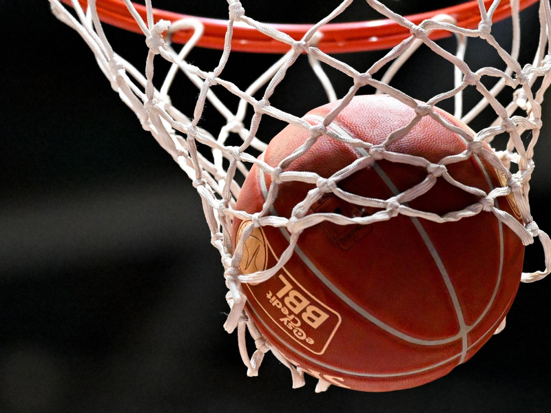 Eine Studie hat den Einfluss von ermunternden Berührungen auf die Wurfleistung im Frauen-Basketball untersucht. - Foto: Hendrik Schmidt/dpa