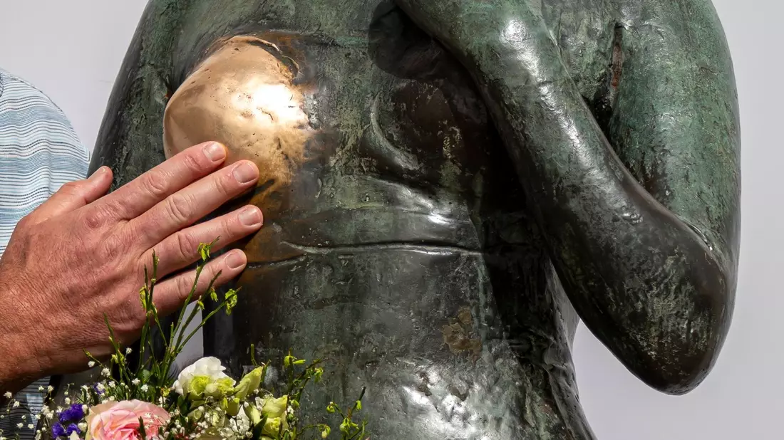 Ein sprechendes Detail der bronzenen Frauenstatue «Bezaubernde Julia» in München. - Bild: Peter Kneffel/dpa