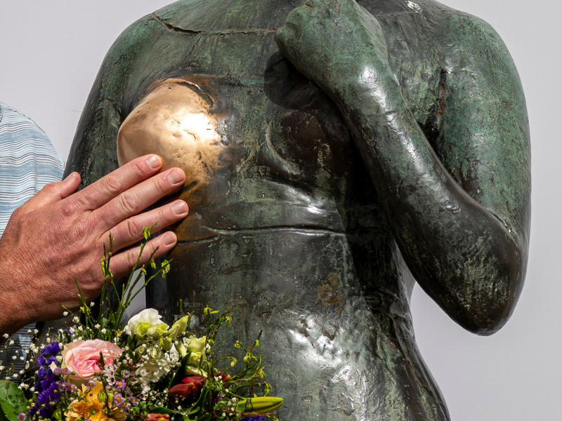 Ein sprechendes Detail der bronzenen Frauenstatue «Bezaubernde Julia» in München. - Foto: Peter Kneffel/dpa
