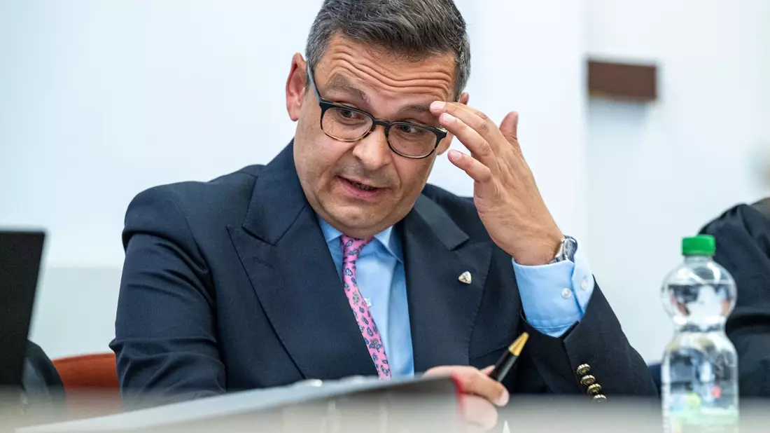 Der österreichische Ex-Politiker Gerald Grosz will gegebenenfalls bis vor das Bundesverfassungsgericht ziehen. - Bild: Armin Weigel/dpa