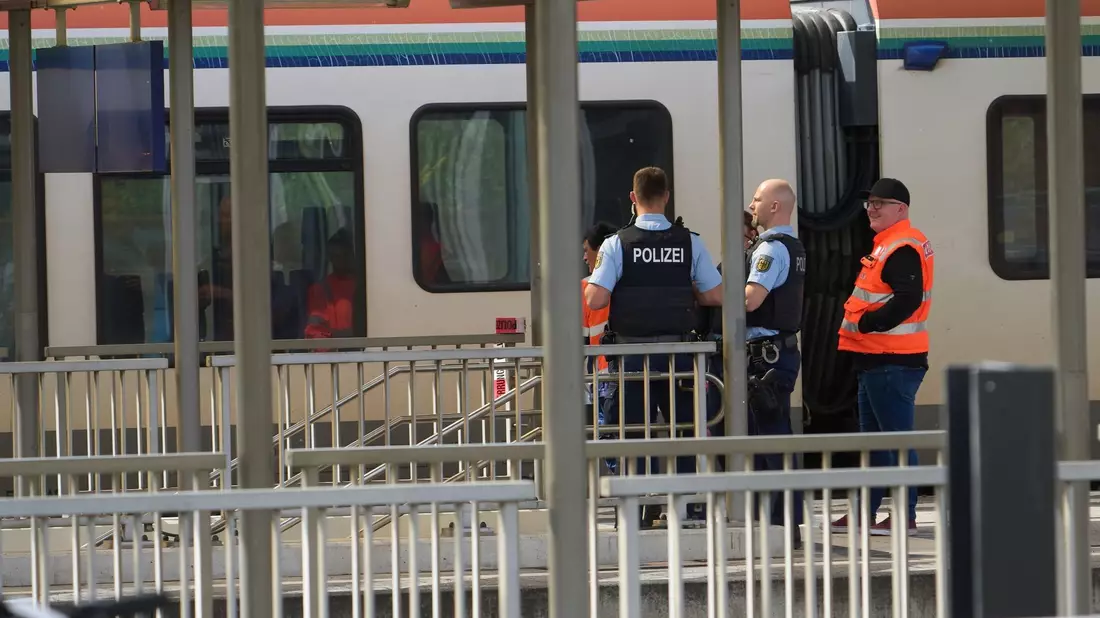 Bahnbedienstete und Polizeibeamte am  Bahnhof in Niederlahnstein. In der Regionalbahn hat es einen Messerangriff auf einen Fahrgast gegeben. - Bild: Thomas Frey/dpa