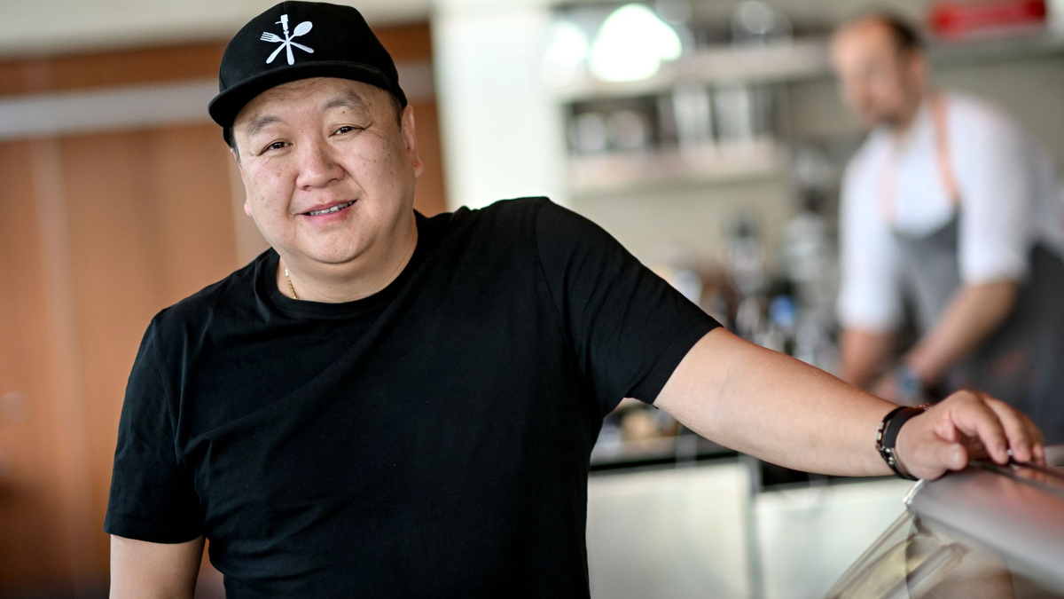 Spitzenkoch The Duc Ngo in seinem Restaurant «Funky Fisch» in Berlin. - Foto: Britta Pedersen/dpa