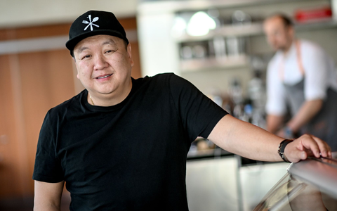 Spitzenkoch The Duc Ngo in seinem Restaurant «Funky Fisch» in Berlin. - Foto: Britta Pedersen/dpa