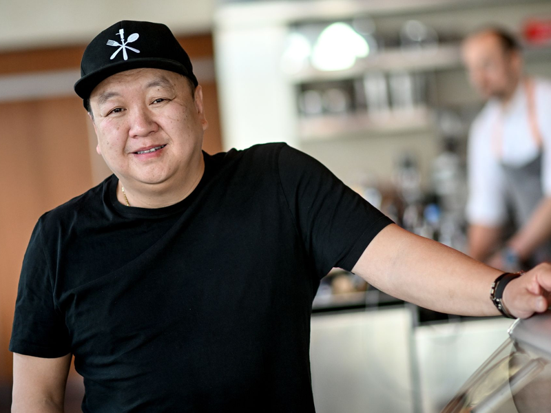 Spitzenkoch The Duc Ngo in seinem Restaurant «Funky Fisch» in Berlin. - Foto: Britta Pedersen/dpa