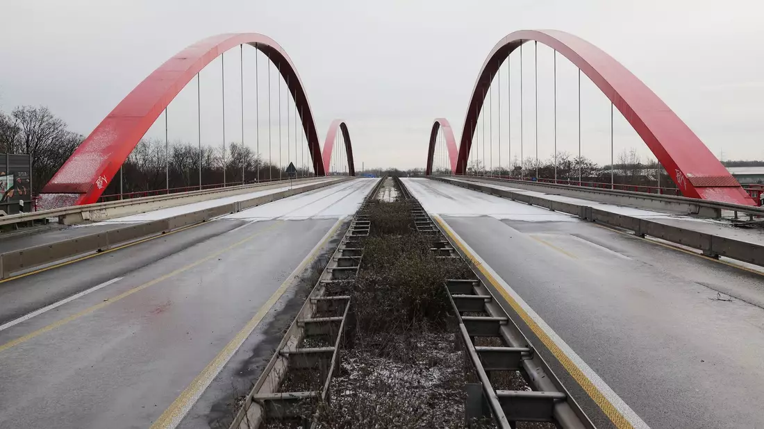 Die Brücke der Bundesautobahn auf der A42 über den Rhein-Herne Kanal ist wegen Brückenmängel in beide Richtungen gesperrt. - Bild: David Young/dpa