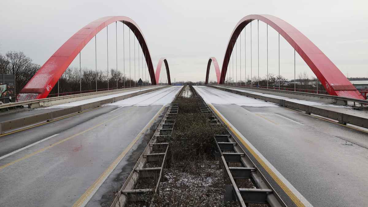 Die Brücke der Bundesautobahn auf der A42 über den Rhein-Herne Kanal ist wegen Brückenmängel in beide Richtungen gesperrt. - Foto: David Young/dpa