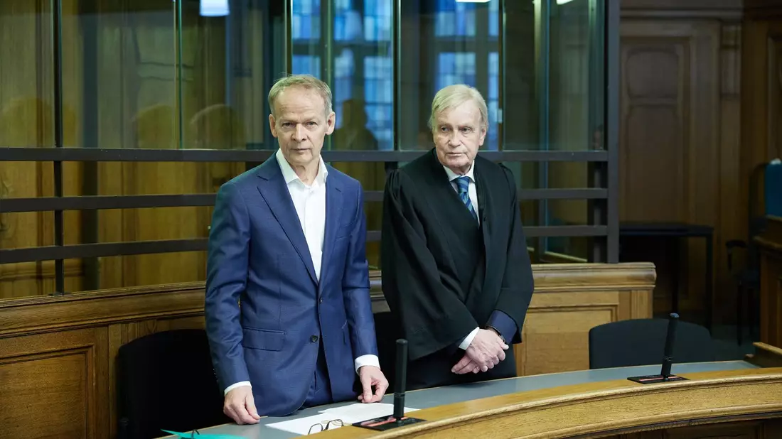Der verurteilte Arzt Christoph Turowski (l) und sein Anwalt im Gerichtssaal 500 des Kriminalgerichts Moabit. - Bild: Jörg Carstensen/dpa
