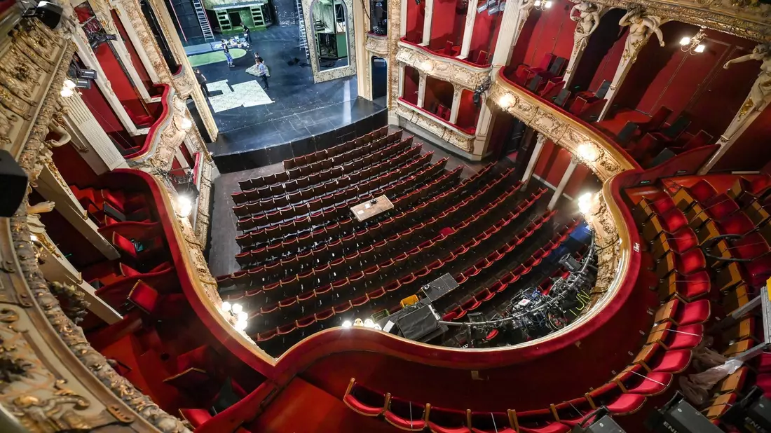 Blick in den leeren Zuschauersaal des Theaters Berliner Ensemble (BE). - Bild: Jens Kalaene/dpa-Zentralbild/dpa