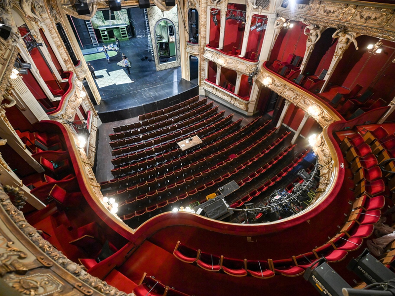 Blick in den leeren Zuschauersaal des Theaters Berliner Ensemble (BE). - Foto: Jens Kalaene/dpa-Zentralbild/dpa