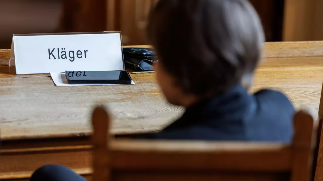 In einem Gerichtsverfahren gegen den Impfstoffhersteller Astrazeneca konnte die Klägerin einen ersten Teilerfolg erzielen. - Bild: Daniel Karmann/dpa