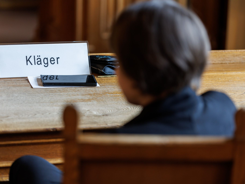 In einem Gerichtsverfahren gegen den Impfstoffhersteller Astrazeneca konnte die Klägerin einen ersten Teilerfolg erzielen. - Foto: Daniel Karmann/dpa