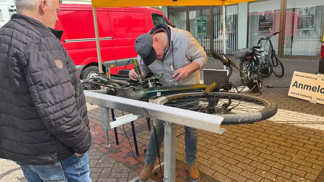 POL-WHV: Schützen Sie sich vor Diebstahl und nutzen Sie das kostenlose Angebot! Fahrradcodierung und Fahrradregistrierung auf dem Vareler Frühlingsfest - Bild: presseportal.de