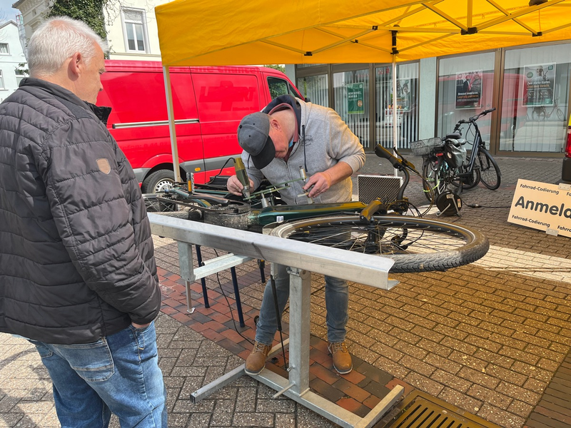 POL-WHV: Schützen Sie sich vor Diebstahl und nutzen Sie das kostenlose Angebot! Fahrradcodierung und Fahrradregistrierung auf dem Vareler Frühlingsfest - Foto: presseportal.de
