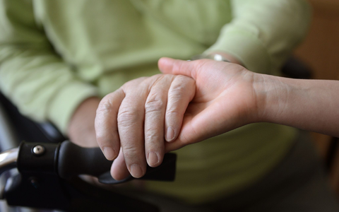 Die Berührung durch professionelles Personal wirkt bei Erwachsenen genauso wie eine Berührung durch eine bekannte Person. - Foto: Jens Kalaene/dpa-Zentralbild/dpa Die Berührung durch professionelles Personal wirkt bei Erwachsenen genauso wie eine Berührung durch eine bekannte Person. - Foto: Jens Kalaene/dpa-Zentralbild/dpa