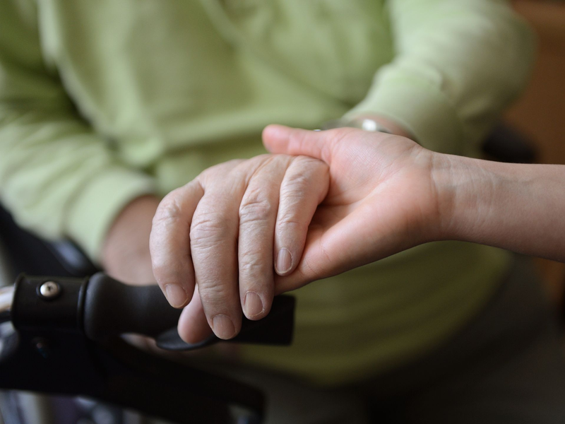 Die Berührung durch professionelles Personal wirkt bei Erwachsenen genauso wie eine Berührung durch eine bekannte Person. - Foto: Jens Kalaene/dpa-Zentralbild/dpa