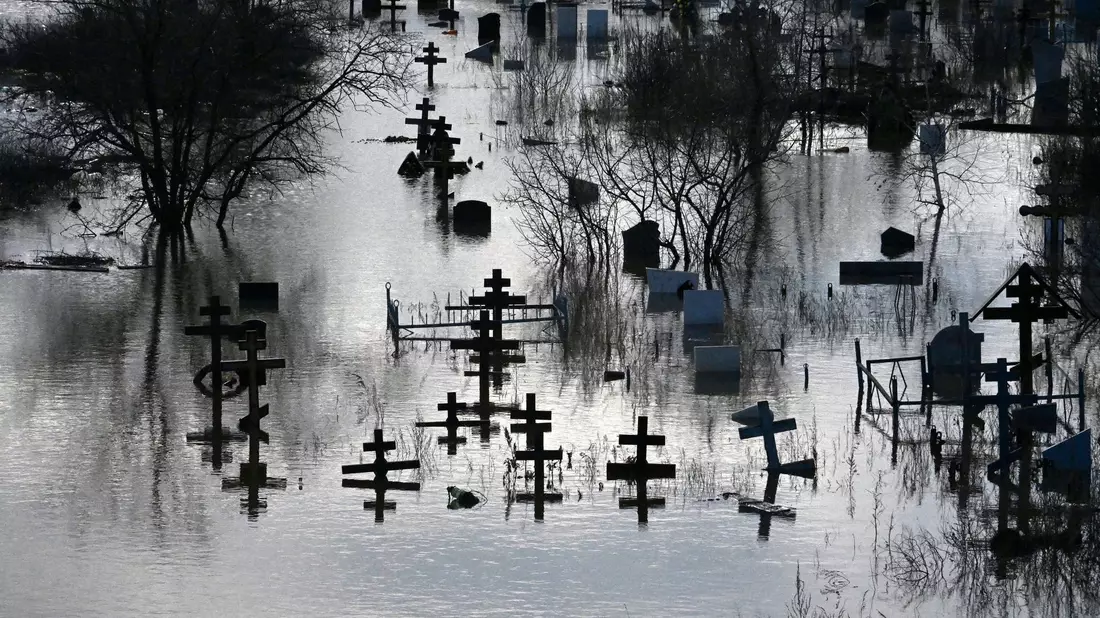Ein Friedhof in Orsk in Russland steht unter Wasser. - Bild: Anatoly Zhdanov/Kommersant Publishing House/AP