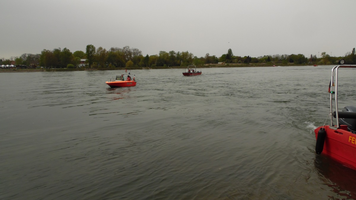 FW-KA: Rettungsaktion nach vermisster Person auf dem Rhein - Foto: presseportal.de