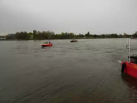 FW-KA: Rettungsaktion nach vermisster Person auf dem Rhein - Foto: presseportal.de