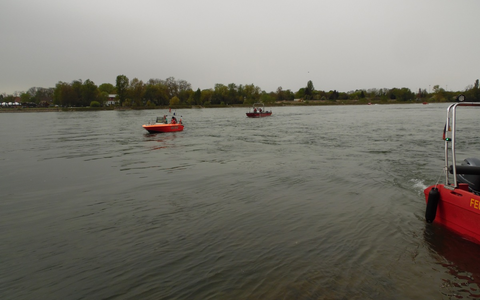 FW-KA: Rettungsaktion nach vermisster Person auf dem Rhein - Foto: presseportal.de