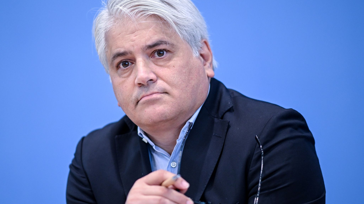 «Wir ehren die Toten und entehren am nächsten Tag die Lebenden»: der Antiziganismusbeauftragte Mehmet Daimagüler. - Foto: Britta Pedersen/dpa