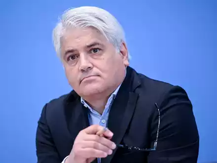 «Wir ehren die Toten und entehren am nächsten Tag die Lebenden»: der Antiziganismusbeauftragte Mehmet Daimagüler. - Foto: Britta Pedersen/dpa