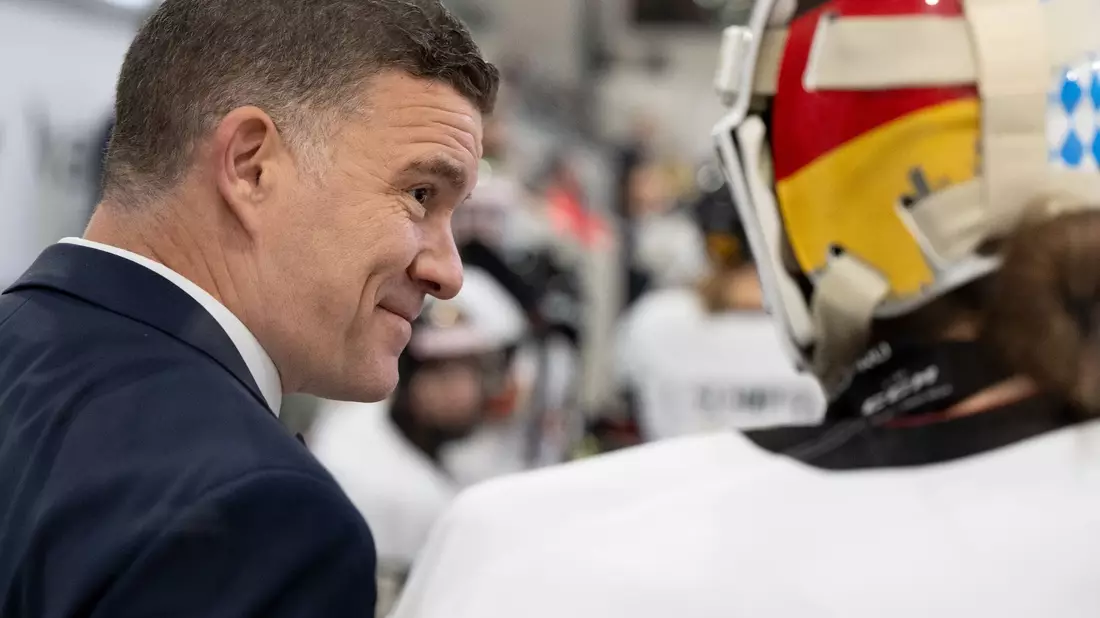 Bundestrainer Jeff MacLeod und die deutschen Eishockey-Frauen holten sich bei der WM den Gruppensieg. - Bild: Sven Hoppe/dpa