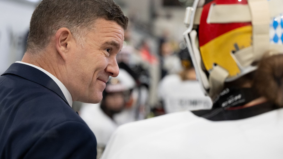 Bundestrainer Jeff MacLeod und die deutschen Eishockey-Frauen holten sich bei der WM den Gruppensieg. - Foto: Sven Hoppe/dpa