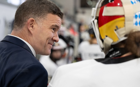 Bundestrainer Jeff MacLeod und die deutschen Eishockey-Frauen holten sich bei der WM den Gruppensieg. - Foto: Sven Hoppe/dpa