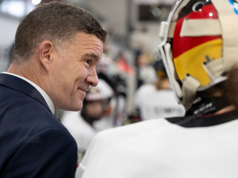 Bundestrainer Jeff MacLeod und die deutschen Eishockey-Frauen holten sich bei der WM den Gruppensieg. - Foto: Sven Hoppe/dpa