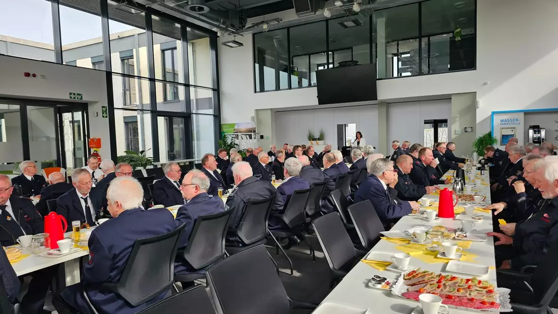 FW-AR: Kameradschaftstreffen der Feuerwehr Arnsberg nach 4 Jahren wieder erfolgreich - Bild: presseportal.de