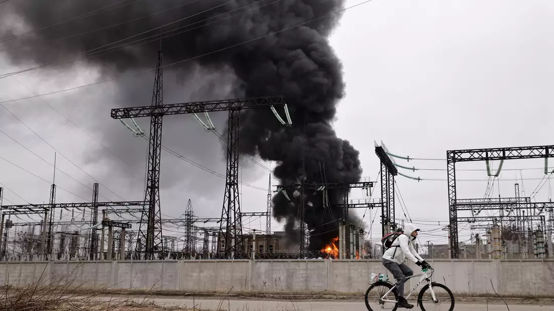 Durch einen der heftigsten Luftangriffe in mehr als zwei Jahren Angriffskrieg hat Russland in der Vorwoche schwere Schäden am Energiesystem der Ukraine angerichtet. In der ostukrainischen Großstadt Charkiw fiel der Strom komplett aus. - Bild: Yevhen Titov/AP/dpa