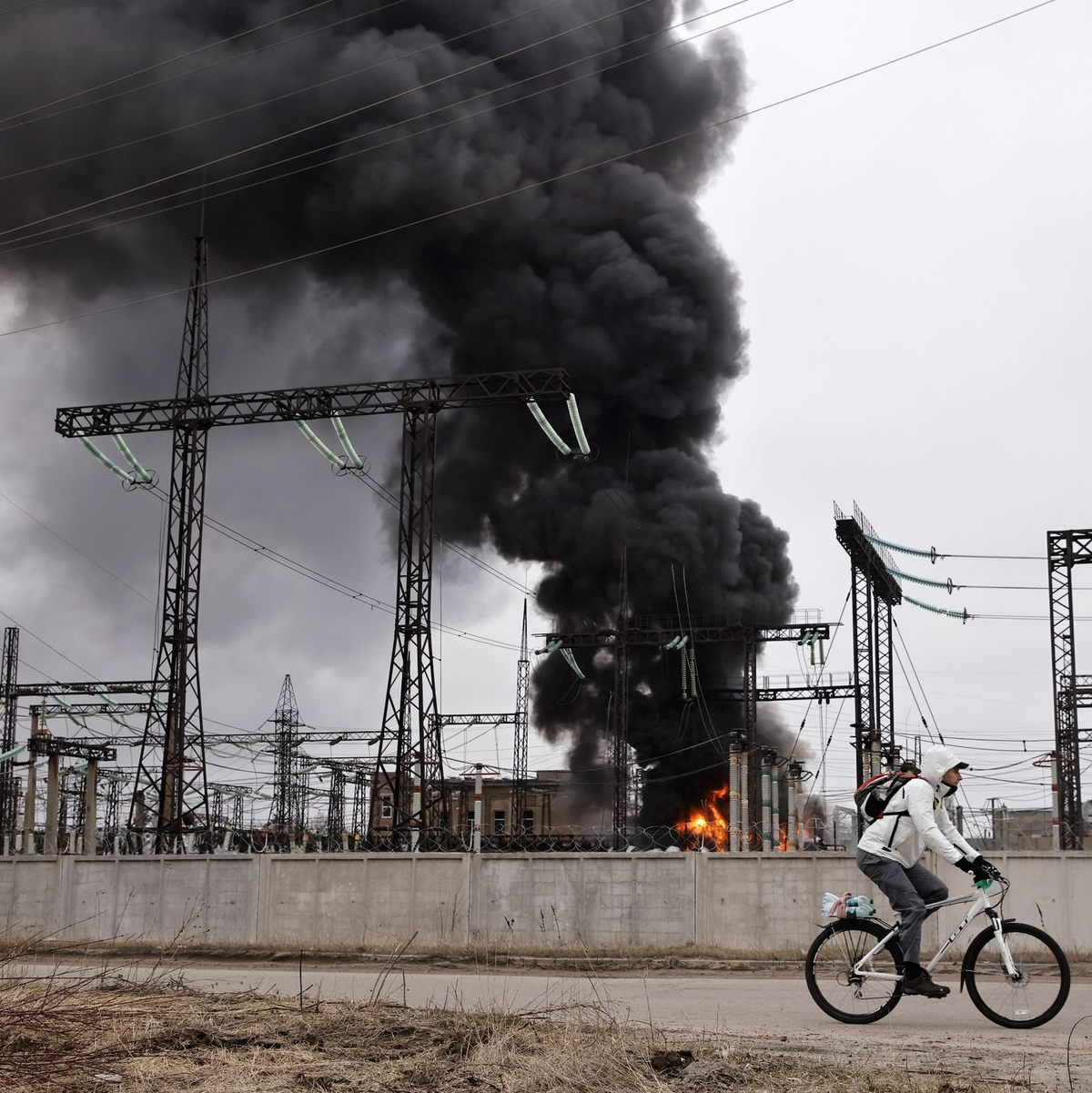 Durch einen der heftigsten Luftangriffe in mehr als zwei Jahren Angriffskrieg hat Russland in der Vorwoche schwere Schäden am Energiesystem der Ukraine angerichtet. In der ostukrainischen Großstadt Charkiw fiel der Strom komplett aus. - Foto: Yevhen Titov/AP/dpa