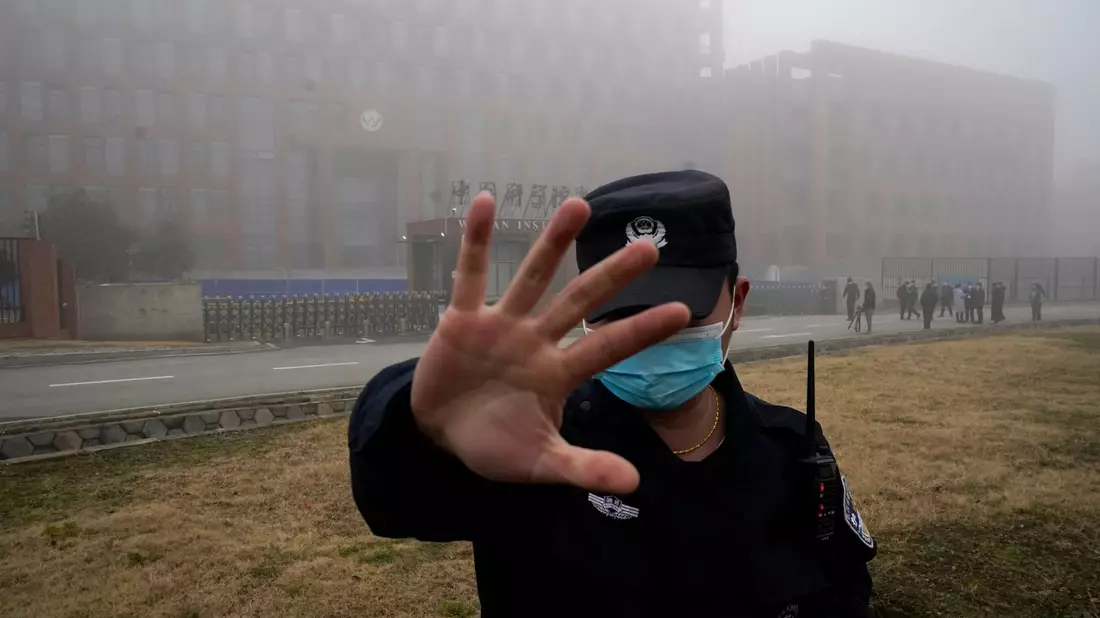 Ein Sicherheitsmann hindert Journalisten in Wuhan an ihrer Arbeit (Archibild). 99 Prozent der an der Umfrage teilnehmenden Journalisten gaben an, dass die Bedingungen in China kaum oder nie internationalen Standards für Berichterstattung entsprächen. - Bild: Ng Han Guan/AP/dpa