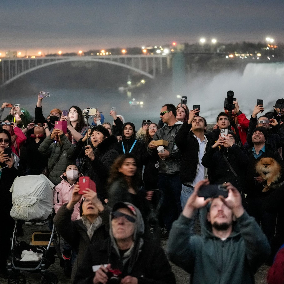 Auch vor den Niagarafällen in Ontario treffen sich zahlreiche Menschen, um die totale Sonnenfinsternis zu beobachten. - Foto: Matt Rourke/AP/dpa