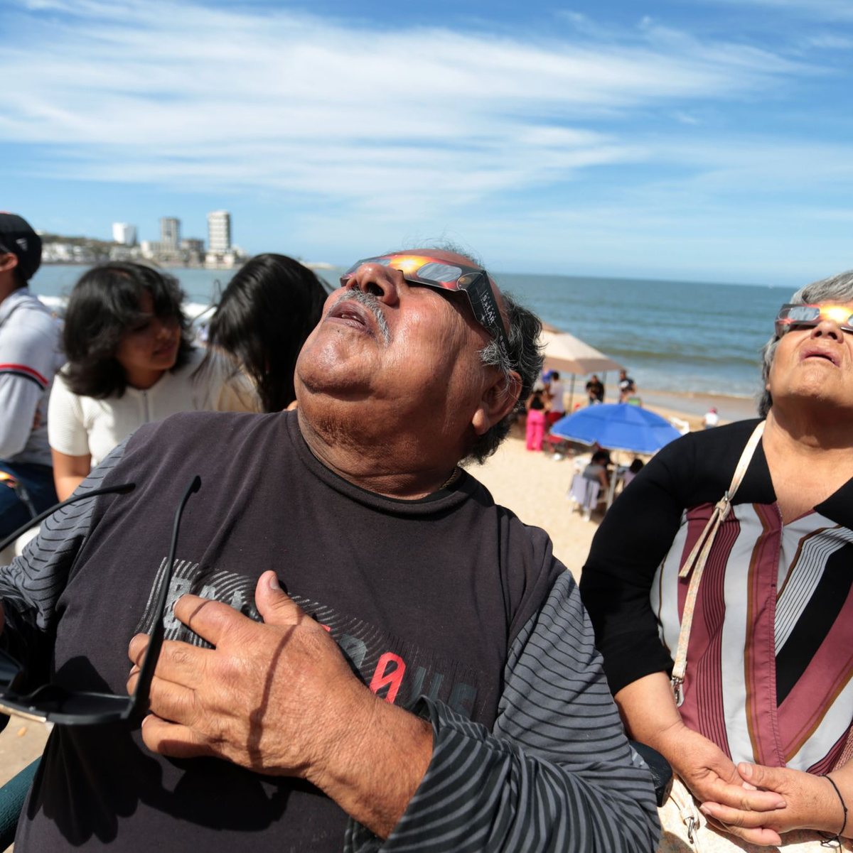 Menschen haben sich im Hafen von Mazatlán in Mexiko versammelt, um die totale Sonnenfinsternis beobachten. - Foto: Eduardo Resendiz/dpa