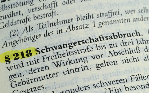 Eine Abtreibung ist nach Paragraf 218 grundsätzlich strafbar, es sei denn, sie findet innerhalb der ersten zwölf Wochen statt und die Frau hat sich zuvor beraten lassen. - Foto: Bernd Weißbrod/dpa