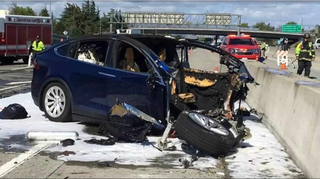 Ein Mann fuhr im Jahr 2018 mit seinem Tesla bei eingeschaltetem «Autopilot»-System gegen einen Betonpoller in Kalifornien. - Bild: -/KTVU/AP/dpa