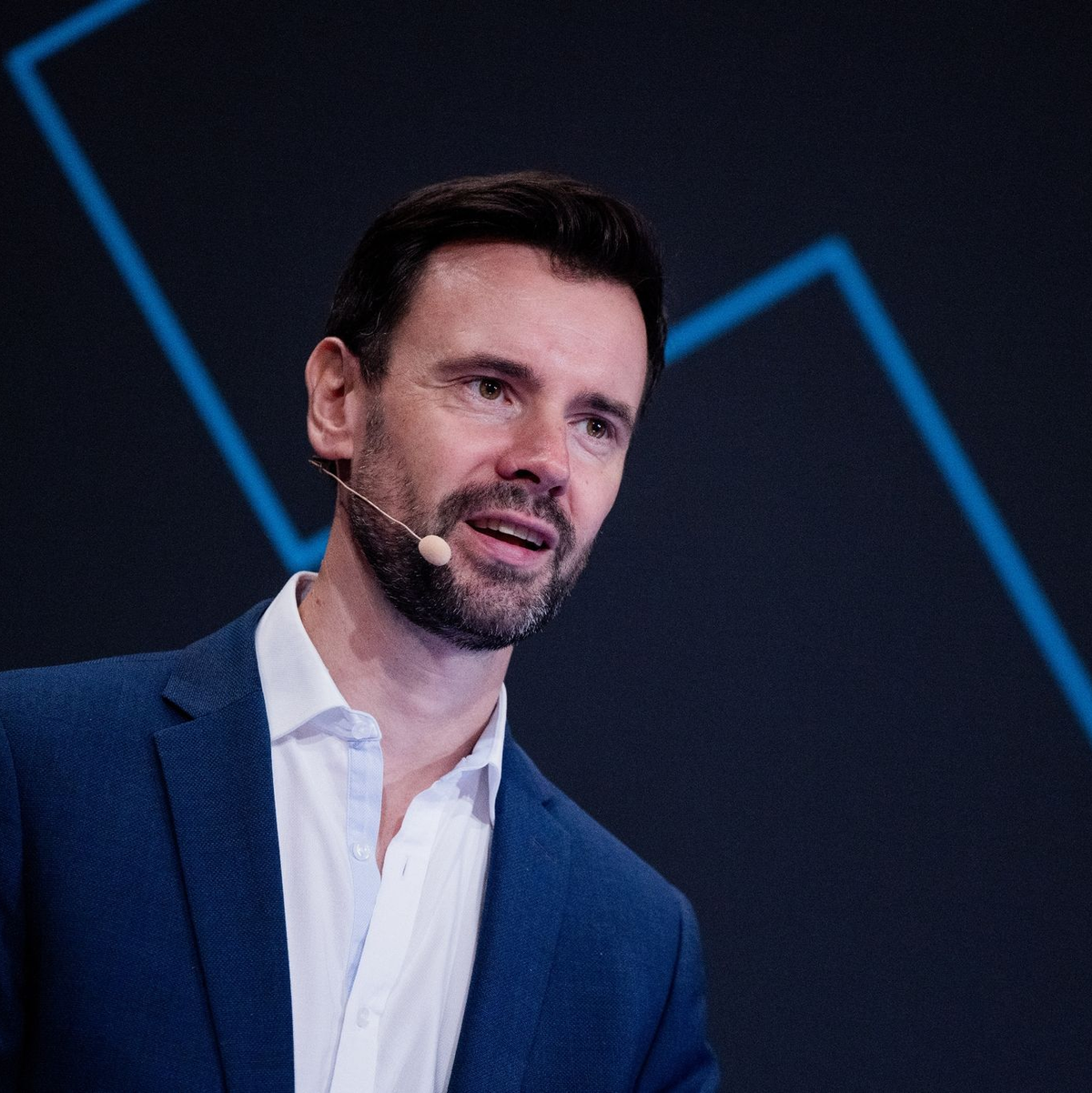 Der Geschäftsführer des Branchenverbandes Game, Felix Falk, steht in einem Flur der Kölner Messe bei der Gamescom 2022. - Foto: Rolf Vennenbernd/dpa