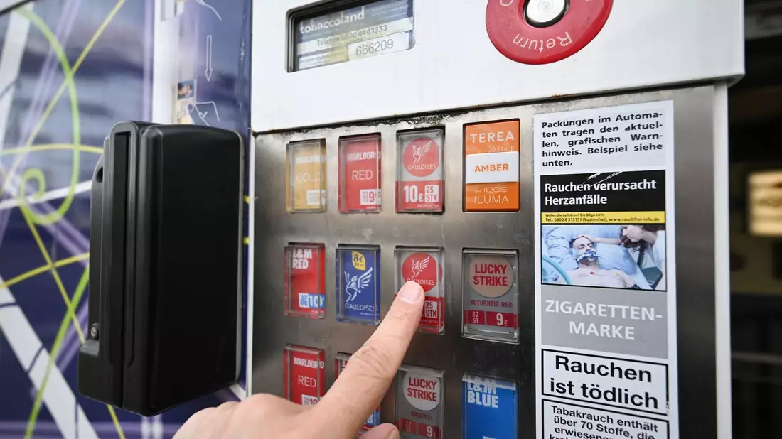 Branchenangaben zufolge werden in Deutschland circa 6 Prozent der Zigaretten über Automaten verkauft. - Bild: Bernd Weißbrod/dpa
